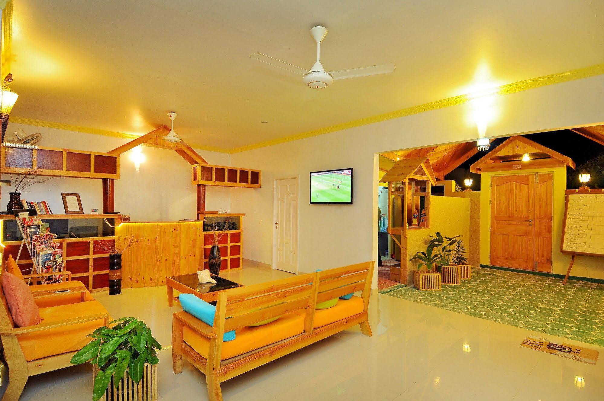 Arena Lodge Sky Maafushi Exteriör bild